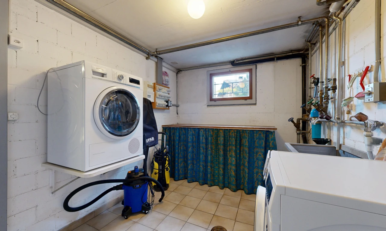 wäschekammer mit concrete block wall, betonblockwand, inside property, tile floor, und fliesenboden