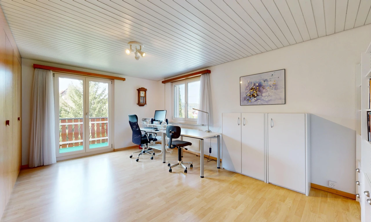 büro mit außenzugang, drywall, gipskartonwand, light floor, und wood ceiling