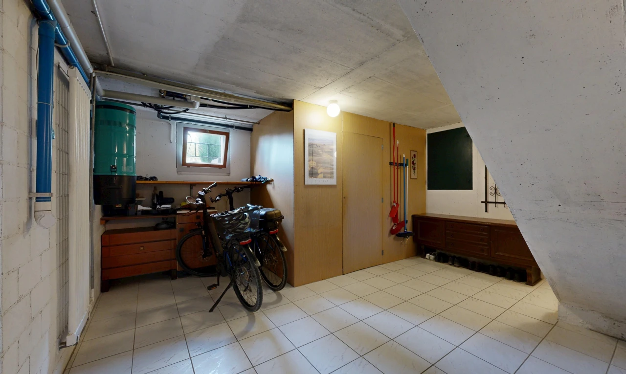 zimmer / schlafzimmer mit inside property, natürliches licht, tile floor, und fliesenboden