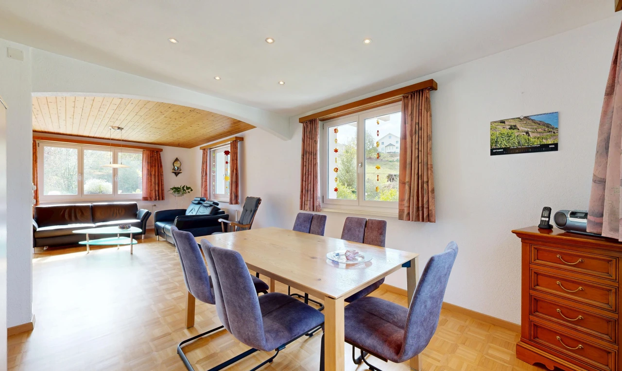 esszimmer mit gipskartonwand, drywall, gewölbte gehwege, holzfußboden, und wood finish floor