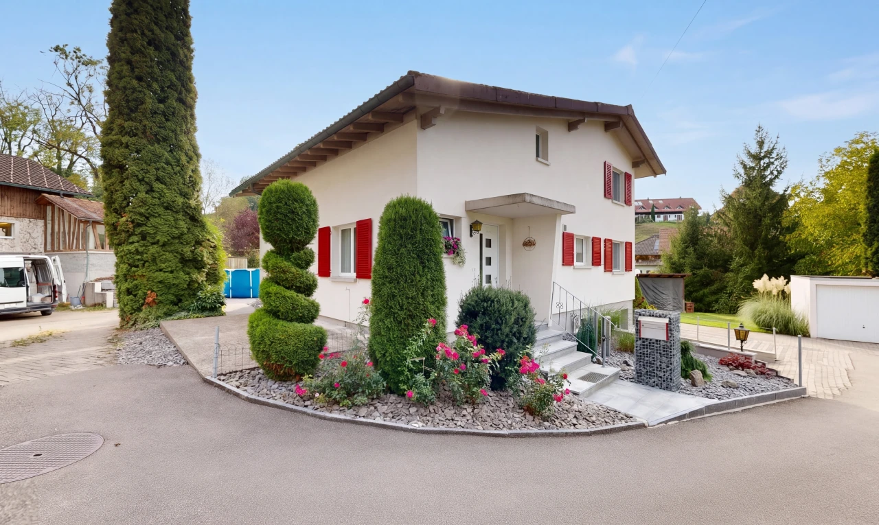 außenansicht mit property visible, stuckverkleidung, day time, und vortreppe