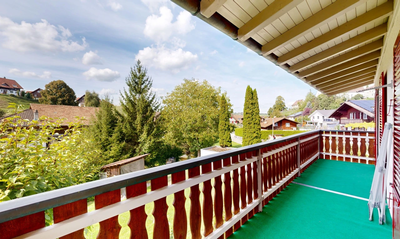 balkon mit balkon, from property, und day time