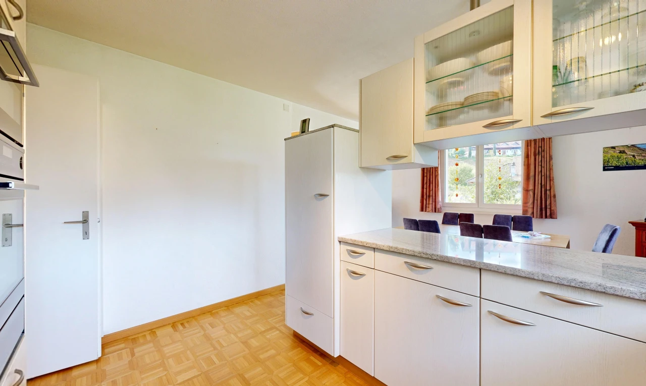 küche mit light countertops, light floor, drywall, gipskartonwand, und glass insert cabinets