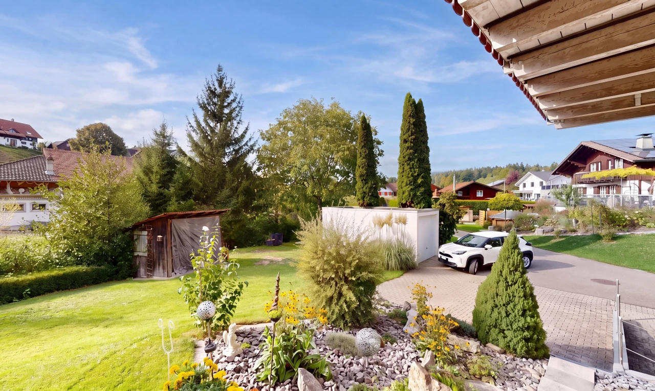 garten mit rasen, from property, außenansicht, day time, und schuppen
