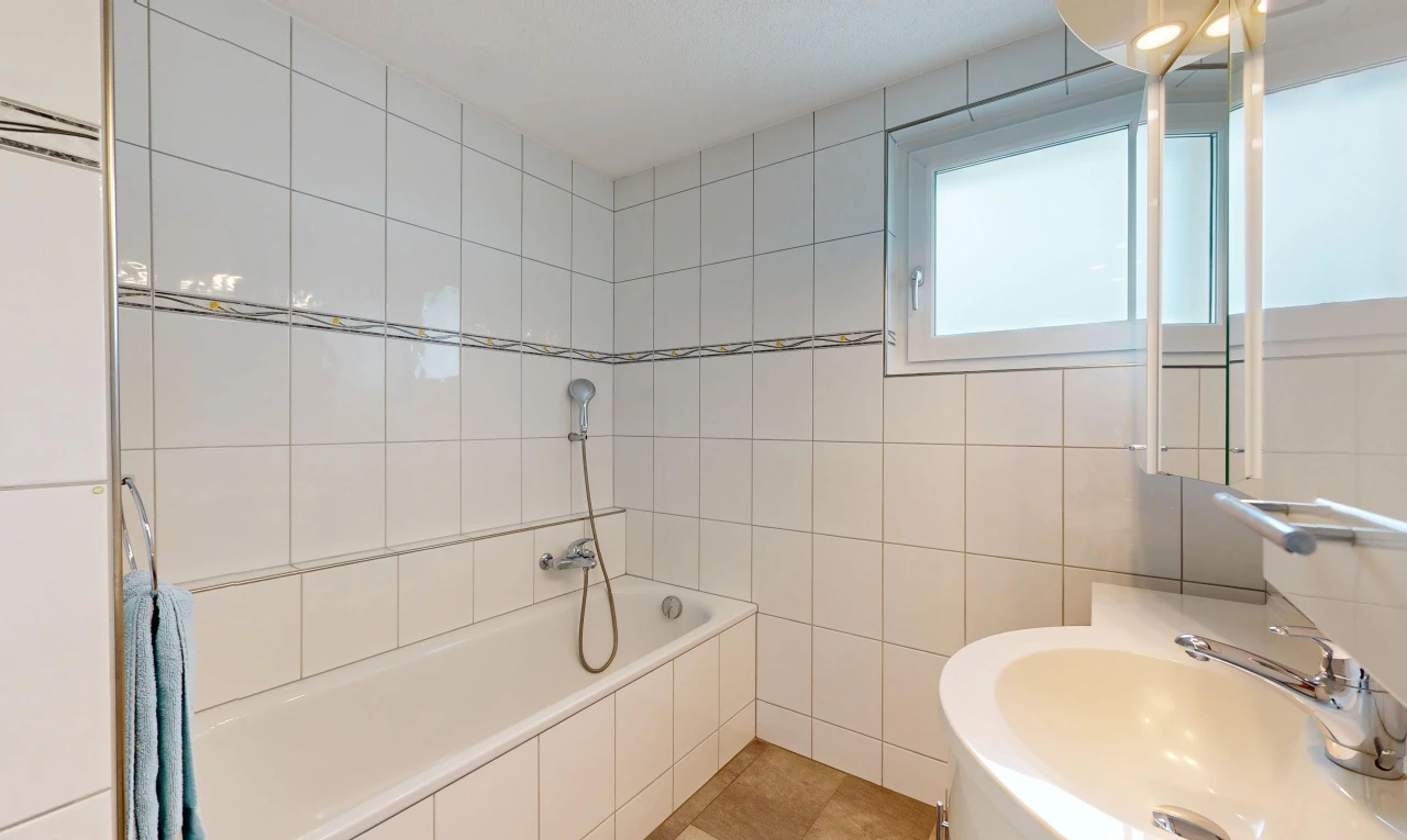 bad mit fliesenwand, tile wall, komplettes badezimmer, spiegel, und waschbecken