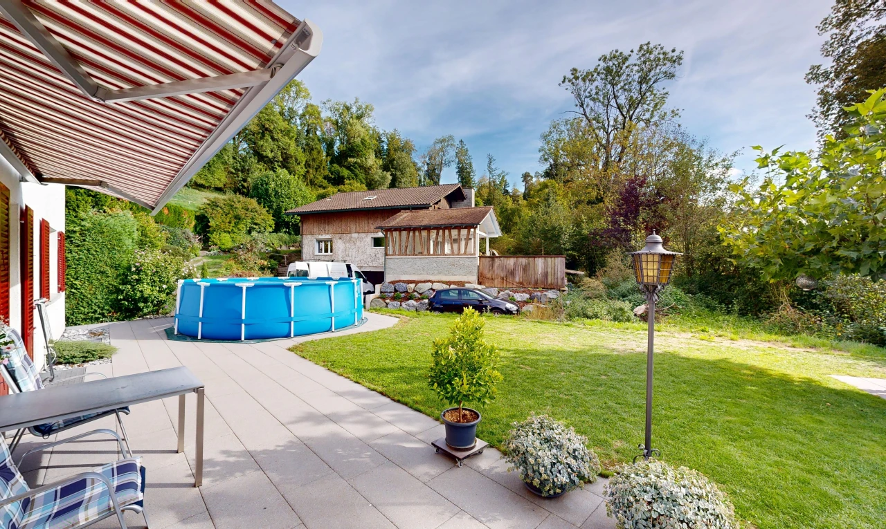terrasse mit rasen, markise, schwimmbad, from property, und terrasse