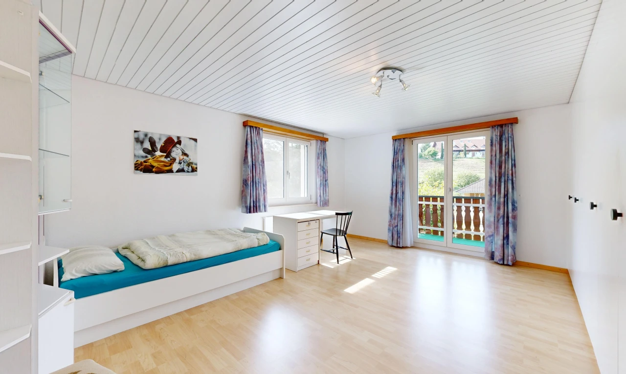 zimmer / schlafzimmer mit außenzugang, gipskartonwand, drywall, natürliches licht, und wood ceiling