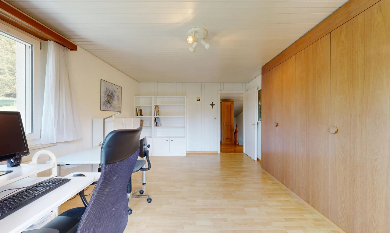 büro mit eingebaute regale, holzfußboden, wood finish floor, inside property, und light floor
