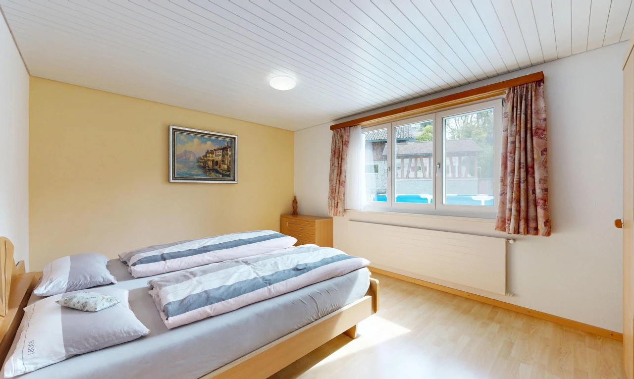zimmer / schlafzimmer mit gipskartonwand, drywall, kühler, inside property, und sockelleisten