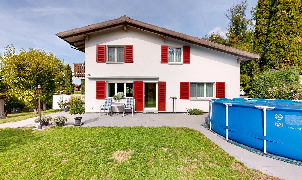 außenansicht mit schwimmbad, property visible, straßenlaternen, rasen, und terrasse