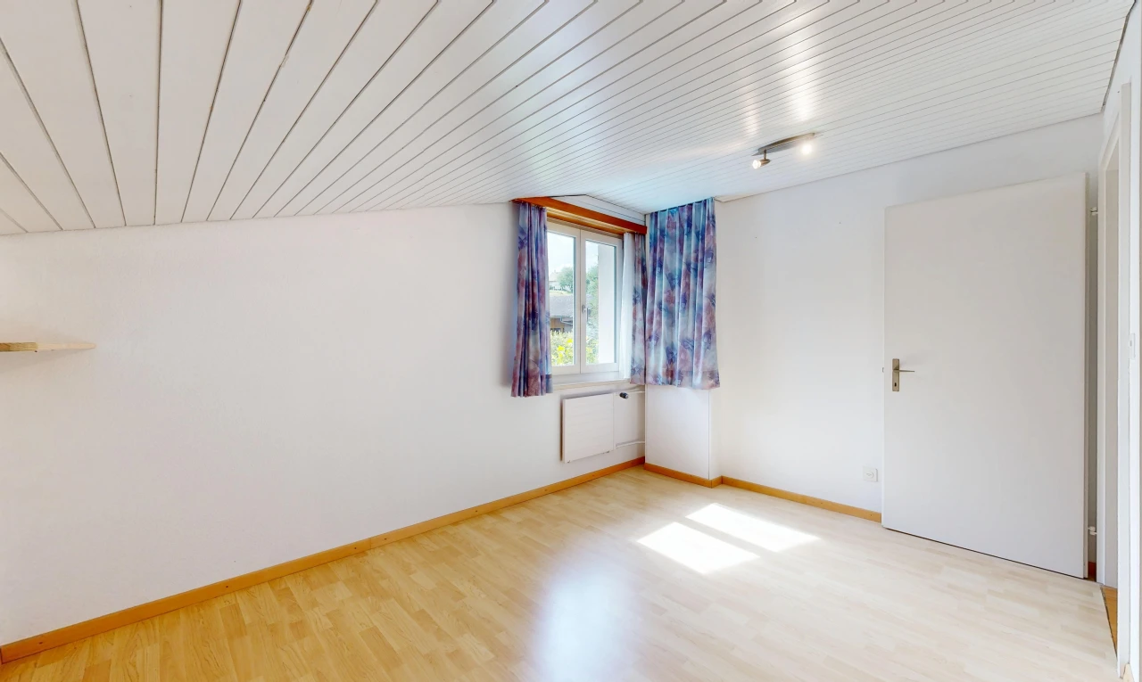leerer raum mit deckenbeleuchtung, drywall, gipskartonwand, wood finish floor, und holzfußboden