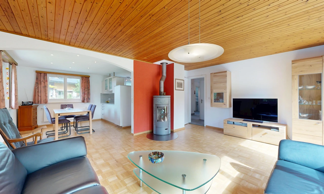 wohn- / esszimmer mit holzofen, holzdecke, wood ceiling, gipskartonwand, und drywall