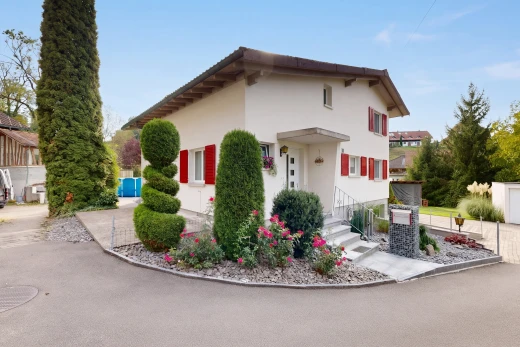außenansicht mit property visible, stuckverkleidung, day time, und vortreppe