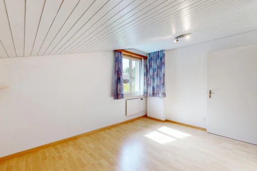 leerer raum mit deckenbeleuchtung, drywall, gipskartonwand, wood finish floor, und holzfußboden