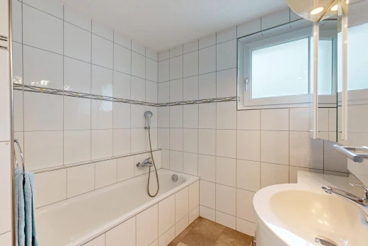 bad mit fliesenwand, tile wall, komplettes badezimmer, spiegel, und waschbecken