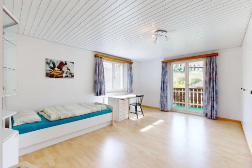 zimmer / schlafzimmer mit außenzugang, gipskartonwand, drywall, natürliches licht, und wood ceiling