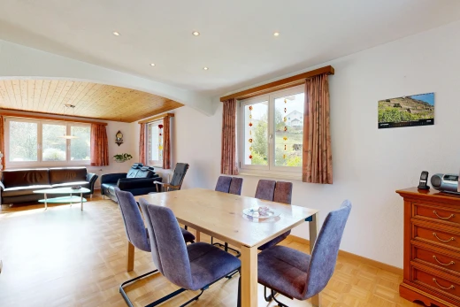 esszimmer mit gipskartonwand, drywall, gewölbte gehwege, holzfußboden, und wood finish floor