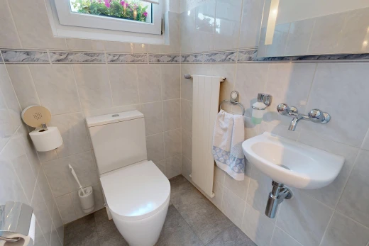 bad mit tile wall, fliesenwand, spiegel, toilette, und waschbecken
