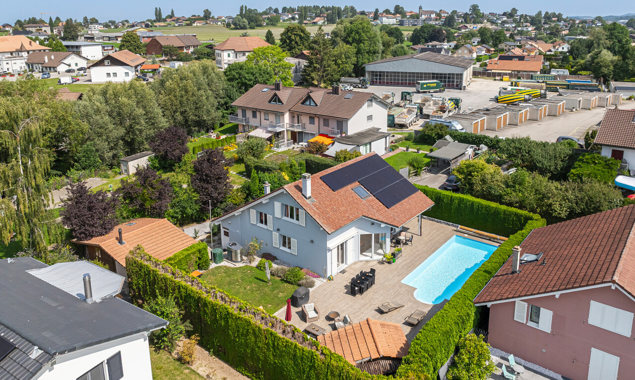 außenansicht mit residential view, wohngebietblick, und day time
