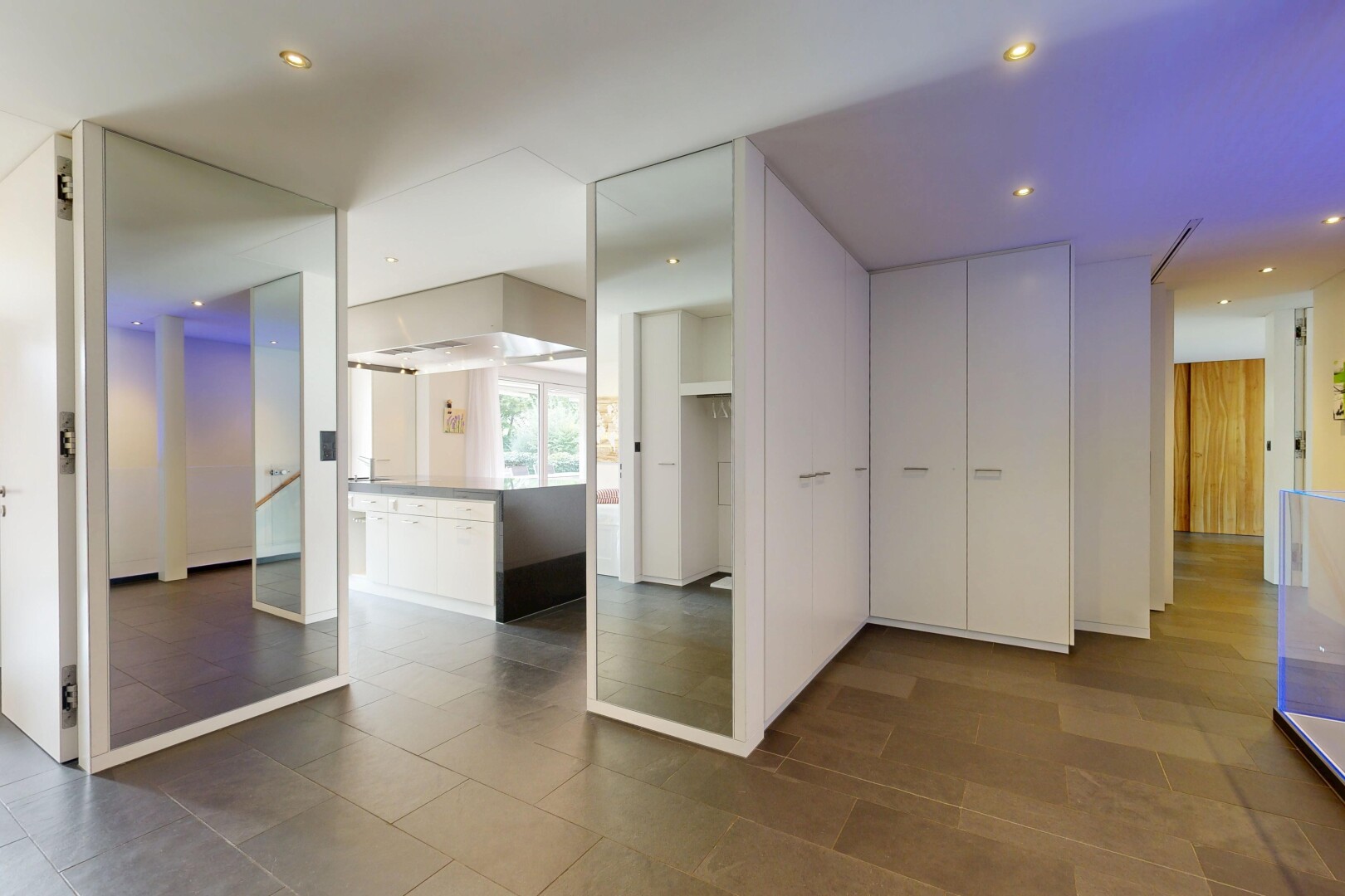 halle / korridor mit inside property, natürliches licht, natural light, gipskartonwand, und drywall