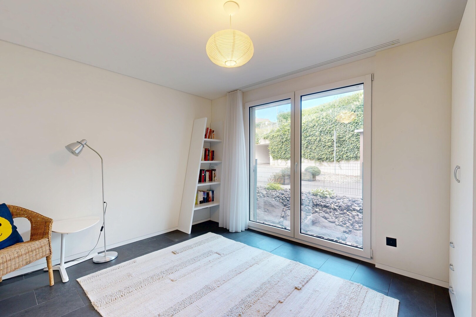 zimmer / schlafzimmer mit gipskartonwand, drywall, natürliches licht, natural light, und inside property