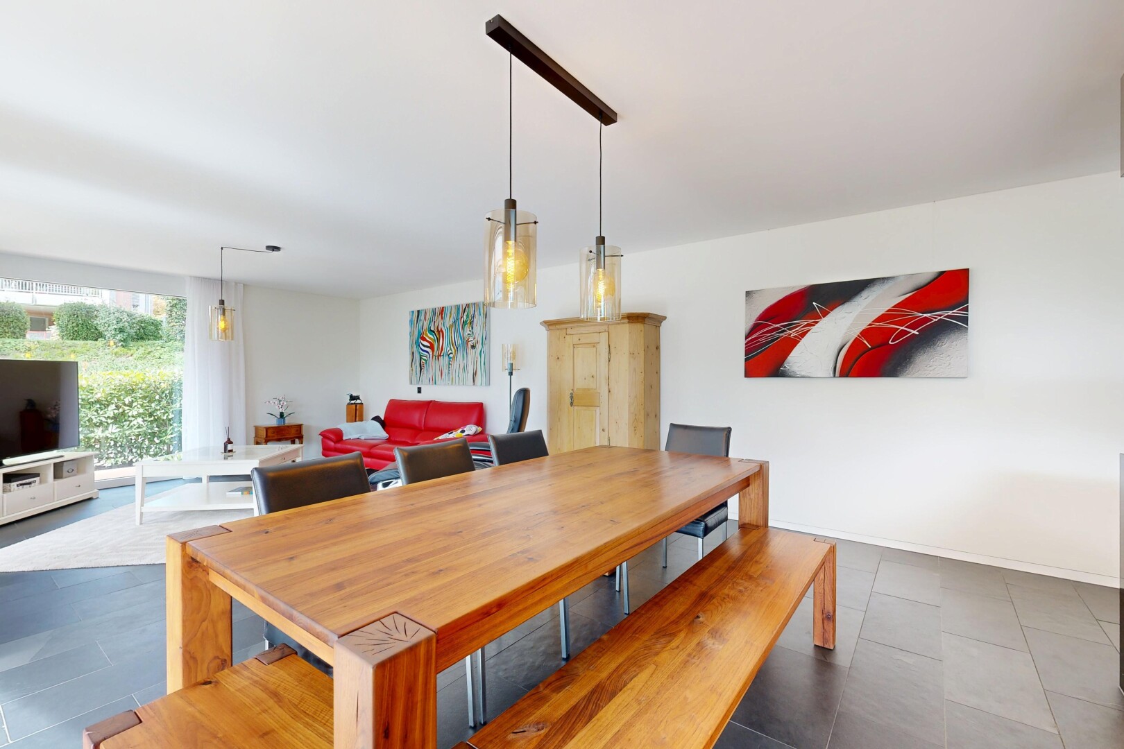 esszimmer mit gipskartonwand, drywall, fernseher, natürliches licht, und natural light