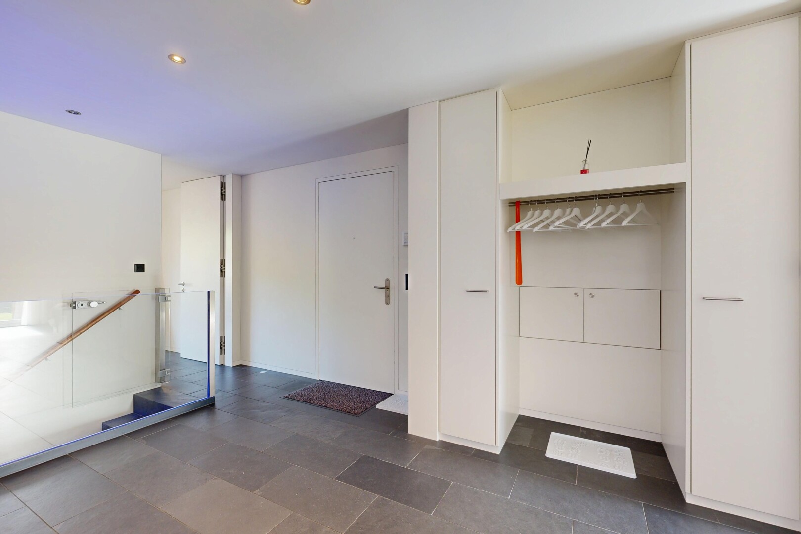 leerer raum mit inside property, gipskartonwand, drywall, einbauleuchten, und recessed lighting