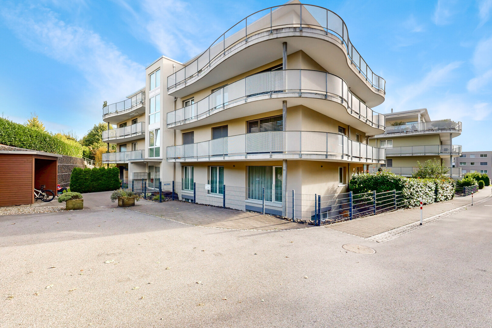 außenansicht mit day time und zaun