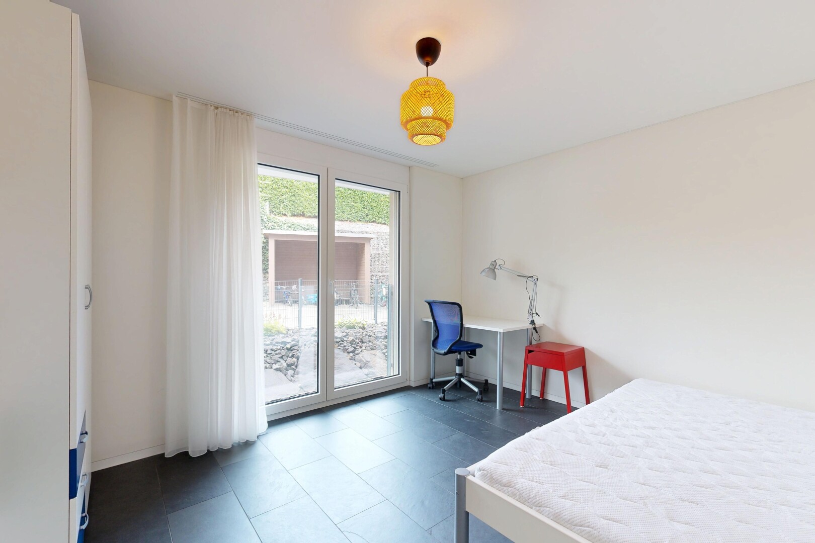 zimmer / schlafzimmer mit natürliches licht, natural light, gipskartonwand, drywall, und inside property