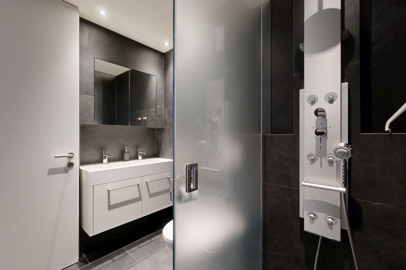 bad mit schminktisch, dusche, spiegel, komplettes badezimmer, und inside property