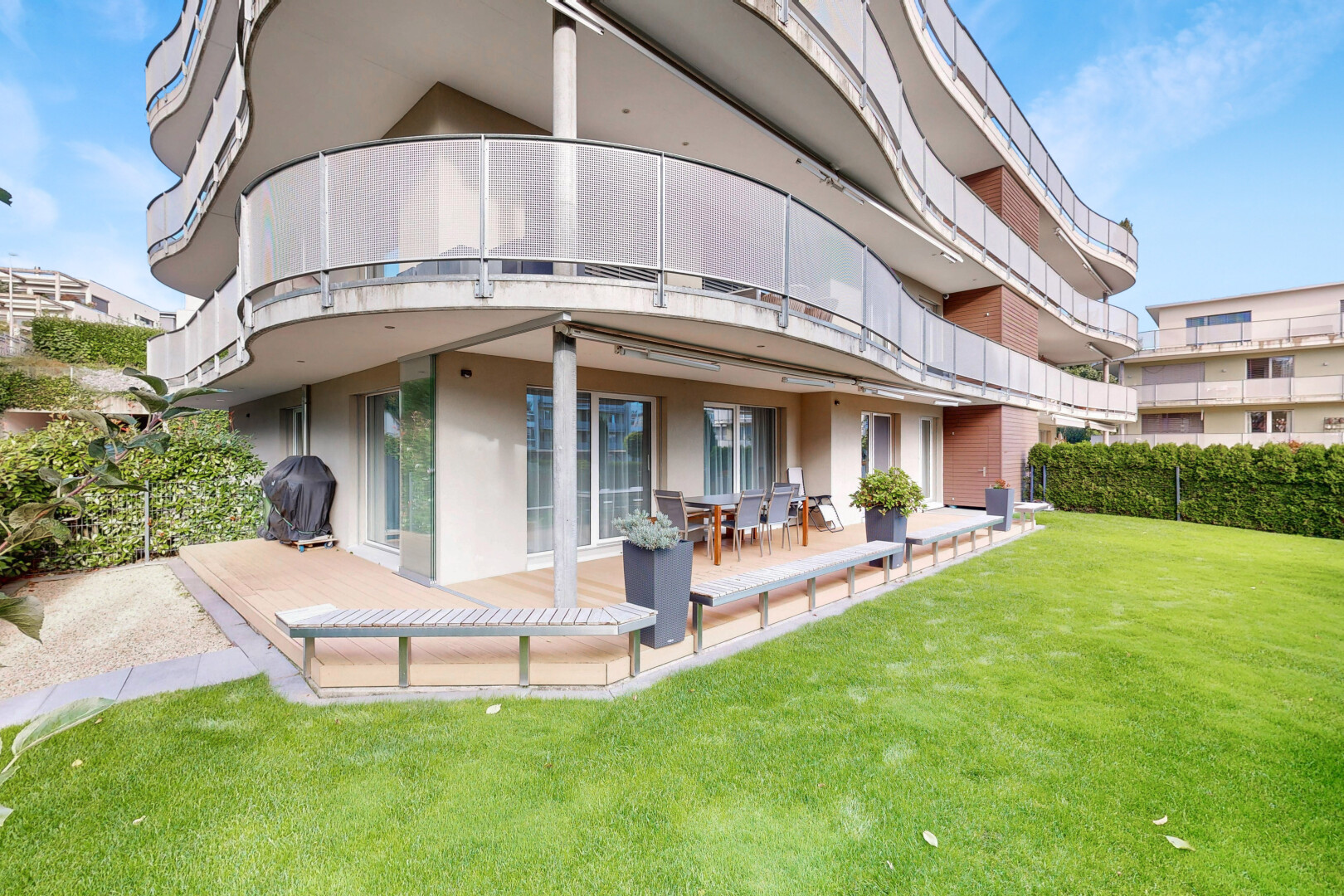 außenansicht mit stuckverkleidung, day time, balkon, und rasen