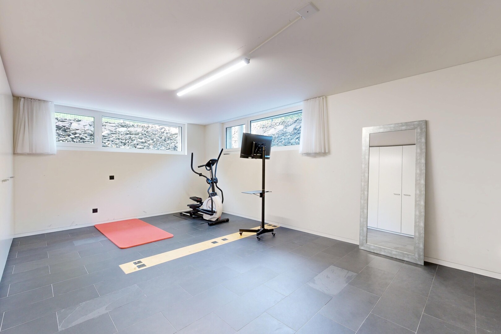 fitnessstudio mit natürliches licht, natural light, gipskartonwand, drywall, und inside property