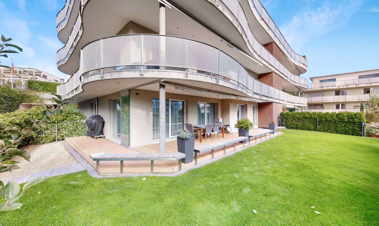 außenansicht mit stuckverkleidung, day time, balkon, und rasen