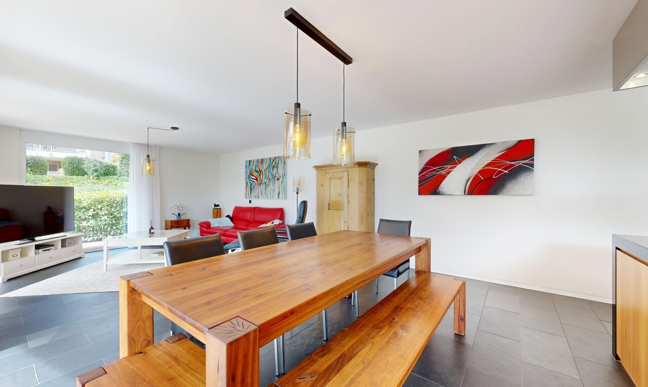 esszimmer mit gipskartonwand, drywall, fernseher, natürliches licht, und natural light