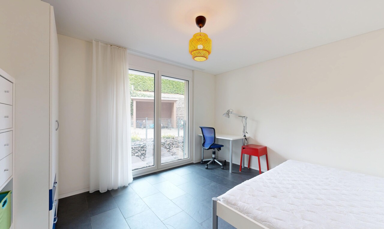 zimmer / schlafzimmer mit natürliches licht, natural light, gipskartonwand, drywall, und inside property