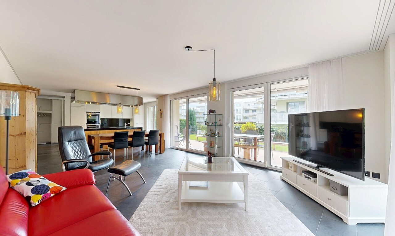 wohn- / esszimmer mit natürliches licht, natural light, fernseher, und inside property