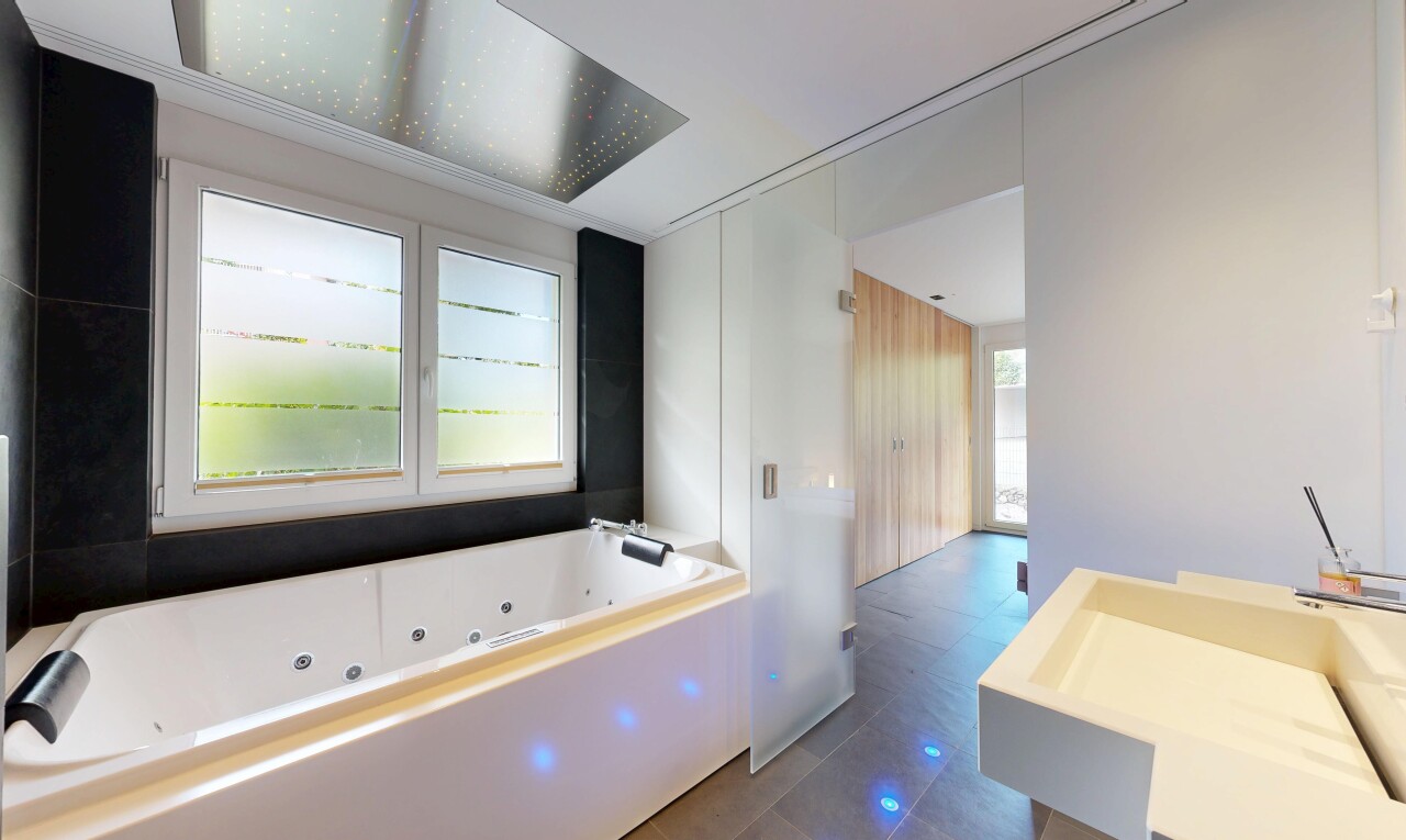 bad mit bad, komplettes badezimmer, inside property, natürliches licht, und natural light