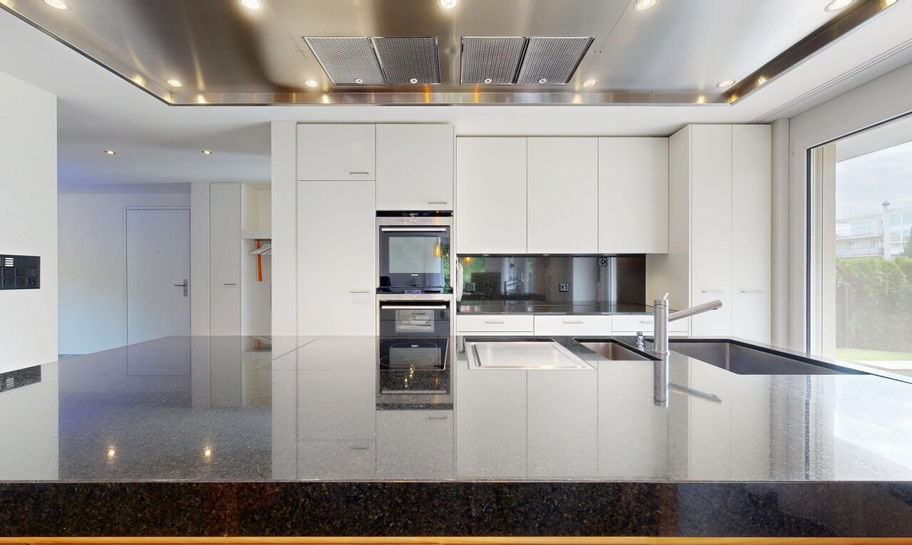 küche mit schränke mit flachen paneelen, weiße schränke, dunstabzugshaube, inside property, und einbauleuchten