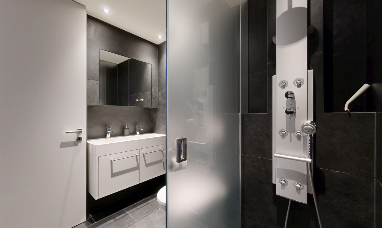 bad mit schminktisch, dusche, spiegel, komplettes badezimmer, und inside property