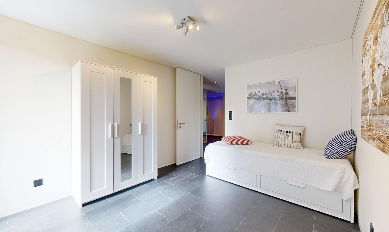 zimmer / schlafzimmer mit gipskartonwand, drywall, und inside property