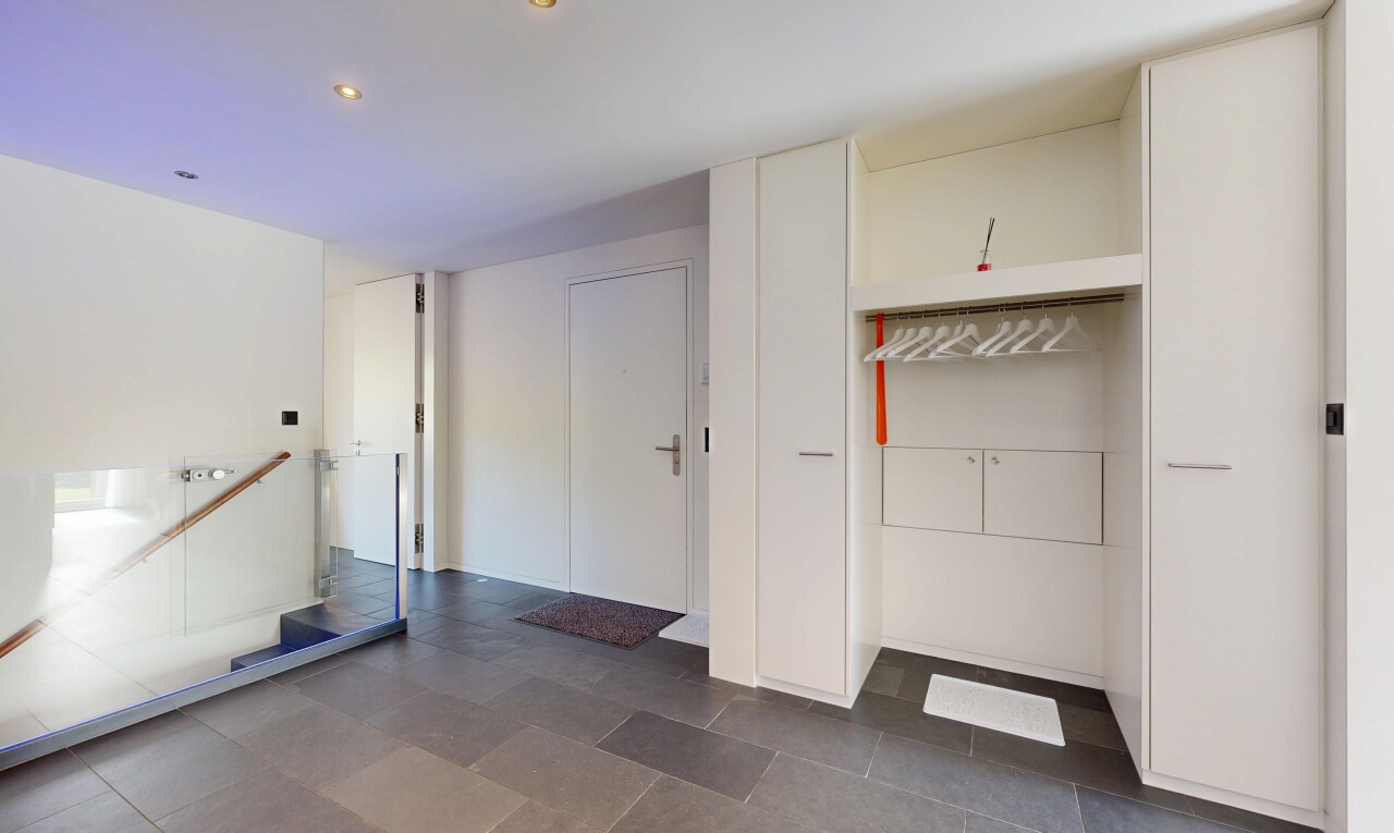 leerer raum mit inside property, gipskartonwand, drywall, einbauleuchten, und recessed lighting