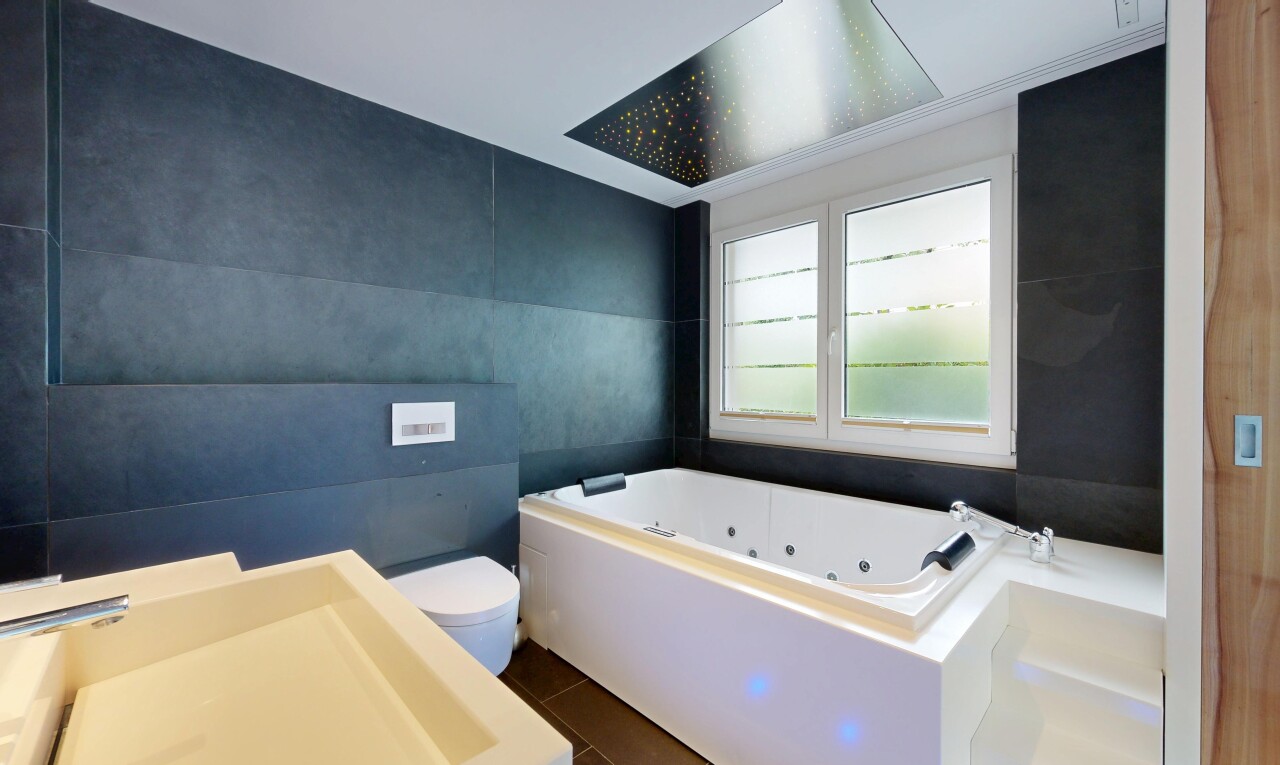 bad mit komplettes badezimmer, bad, toilette, fliesenwand, und tile wall