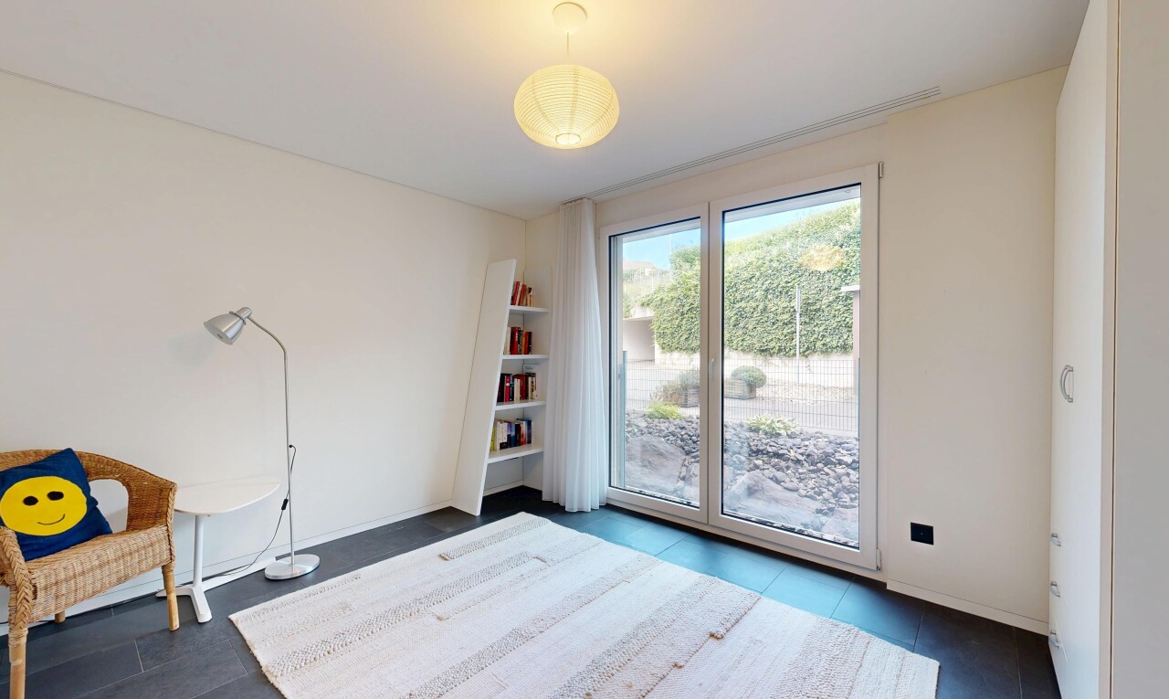 zimmer / schlafzimmer mit gipskartonwand, drywall, natürliches licht, natural light, und inside property