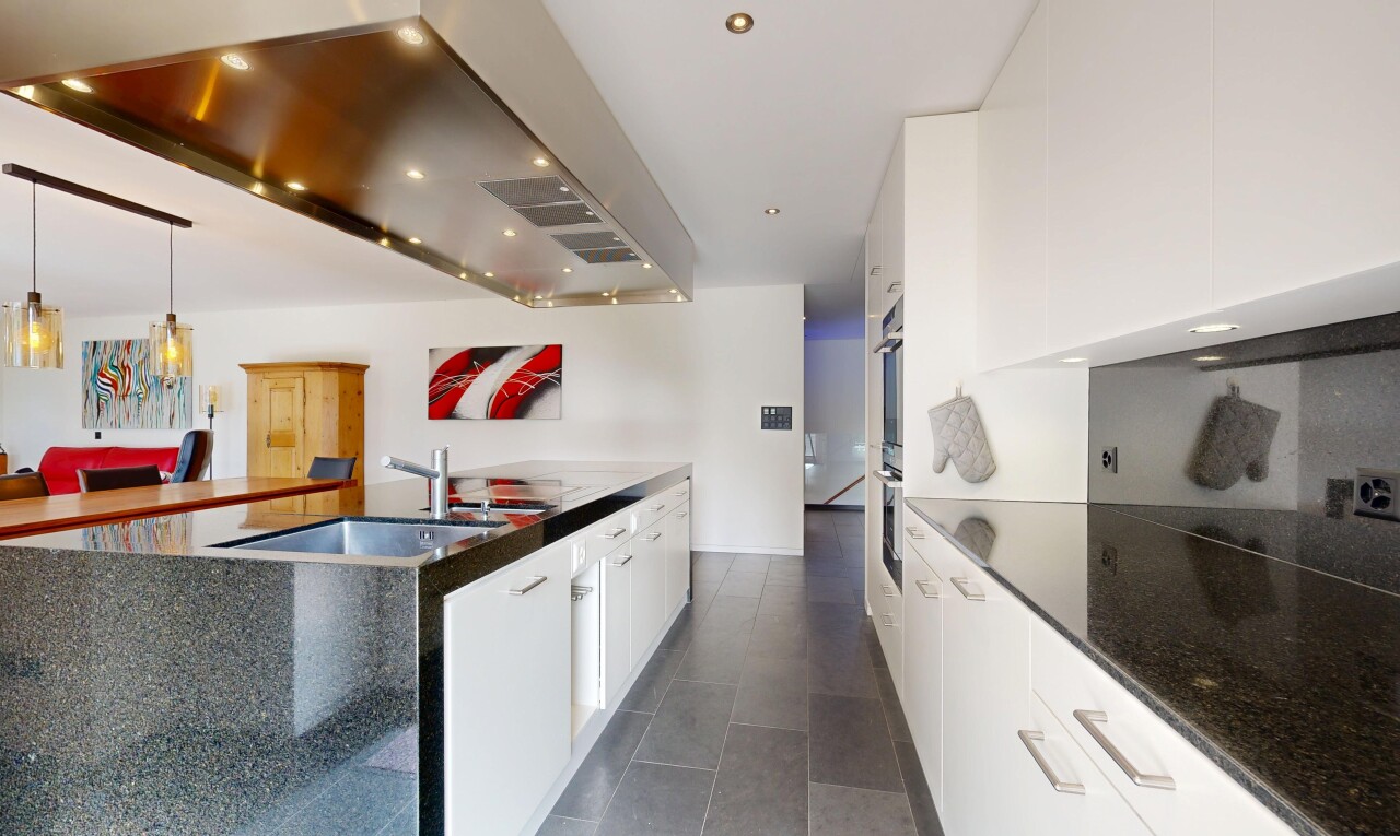 küche mit dunstabzugshaube, stein arbeitsplatten, weiße schränke, einbauleuchten, und recessed lighting