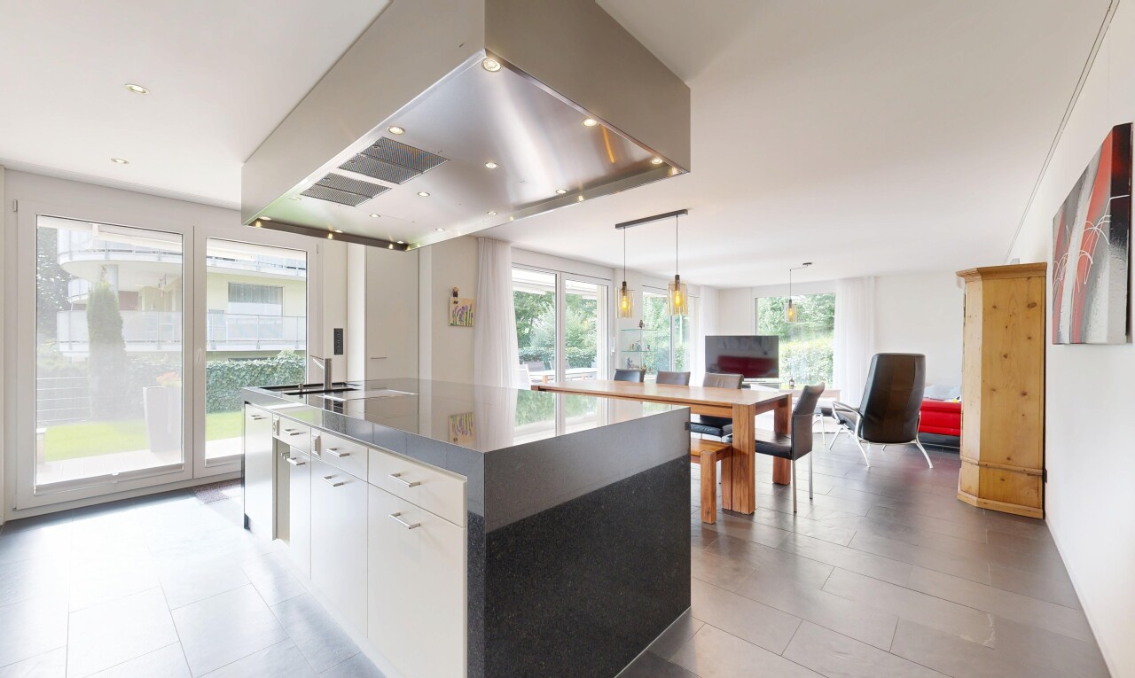 küche mit dunstabzugshaube, weiße schränke, inside property, natürliches licht, und natural light