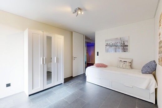 zimmer / schlafzimmer mit gipskartonwand, drywall, und inside property