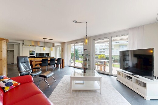 wohn- / esszimmer mit natürliches licht, natural light, fernseher, und inside property