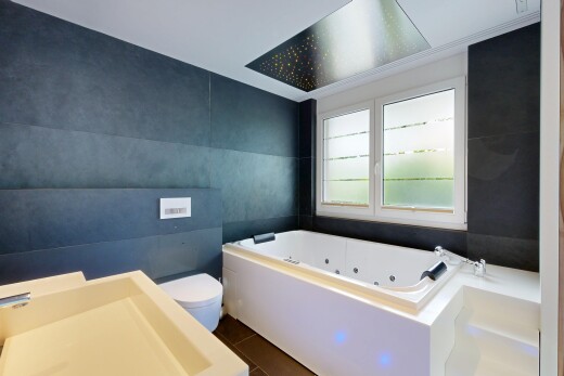 bad mit komplettes badezimmer, bad, toilette, fliesenwand, und tile wall