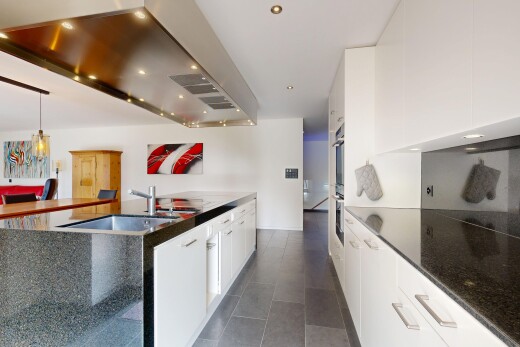 küche mit dunstabzugshaube, stein arbeitsplatten, weiße schränke, einbauleuchten, und recessed lighting