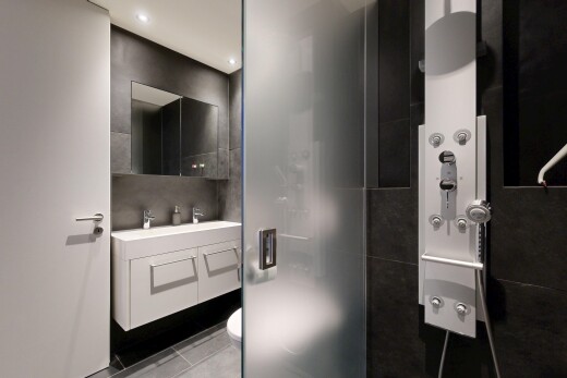 bad mit schminktisch, dusche, spiegel, komplettes badezimmer, und inside property